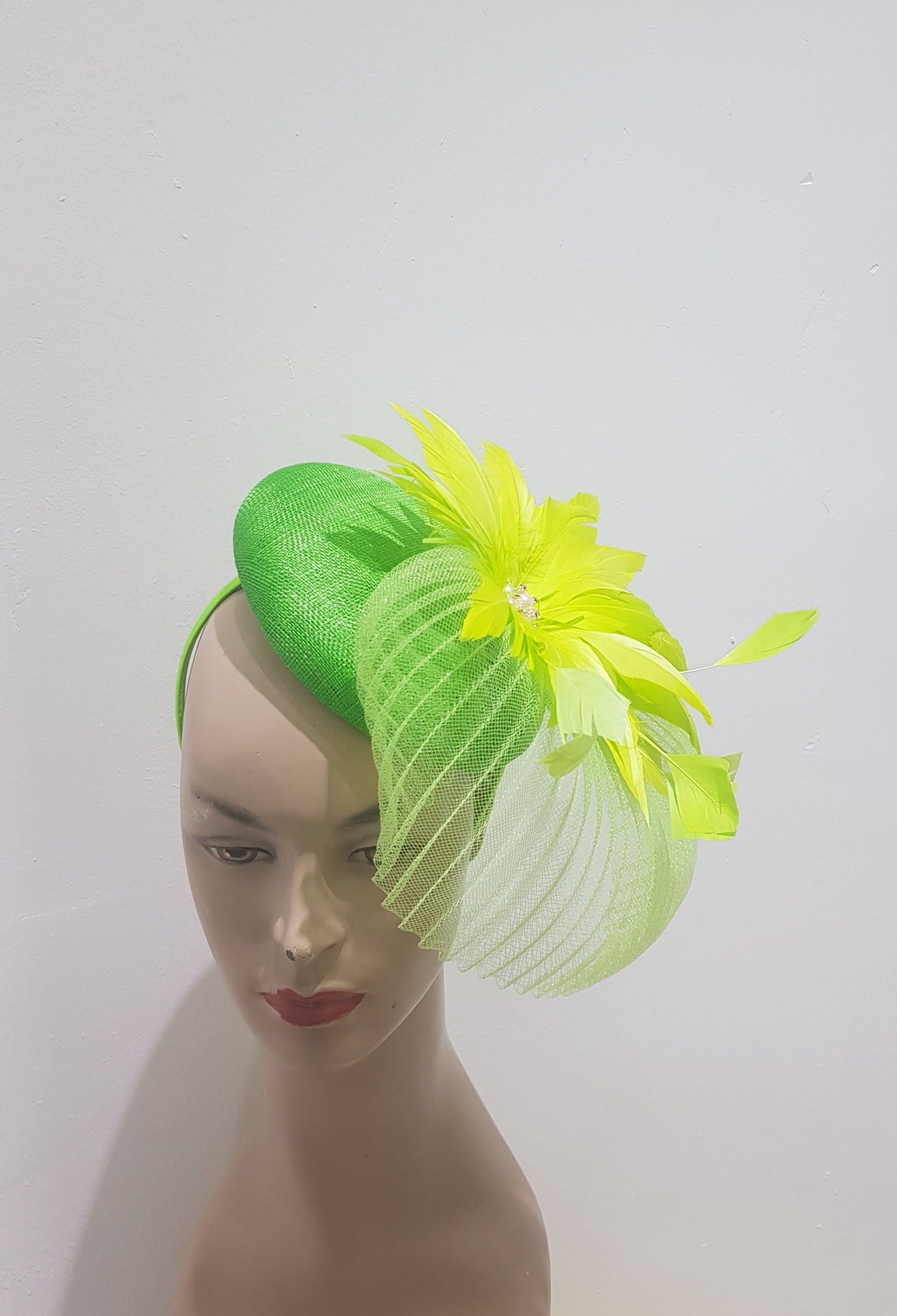 Elegant Feathered Fascinator with Pearl Accent