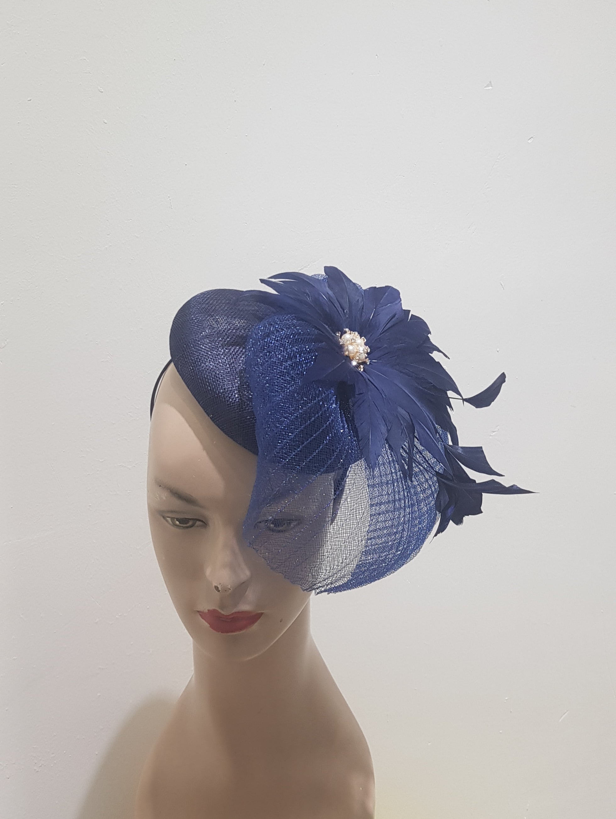 Elegant Feathered Fascinator with Pearl Accent