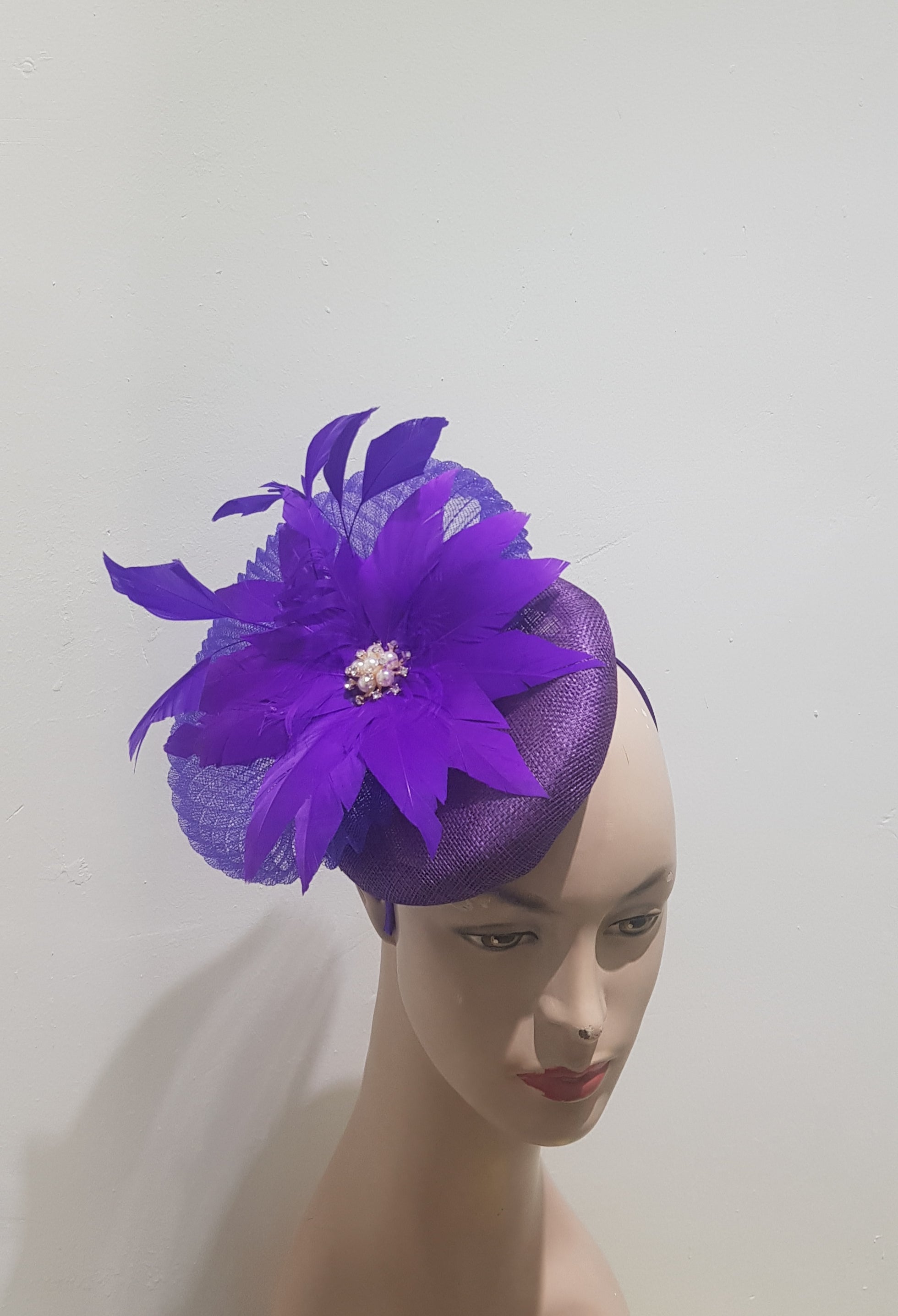 Elegant Feathered Fascinator with Pearl Accent