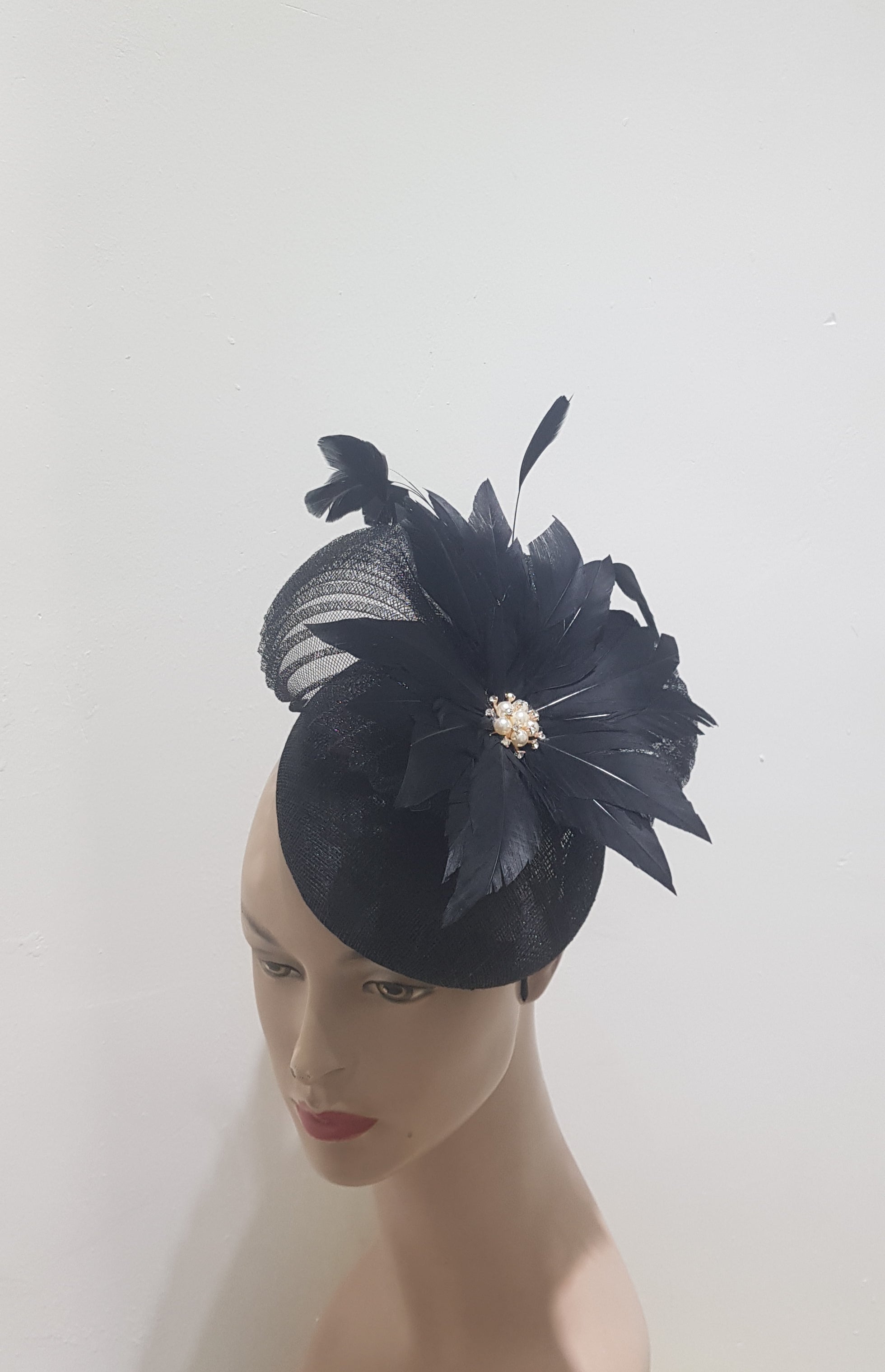 Elegant Feathered Fascinator with Pearl Accent