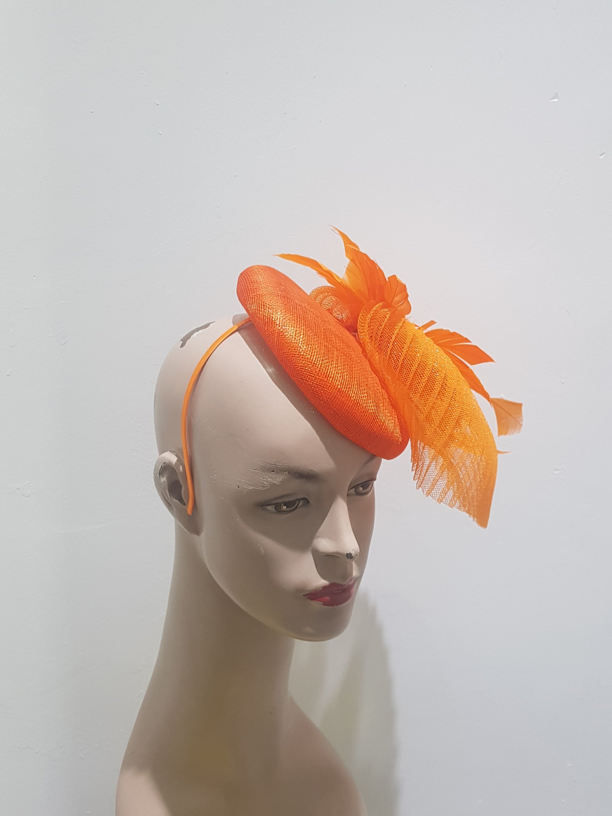 Elegant Feathered Fascinator with Pearl Accent