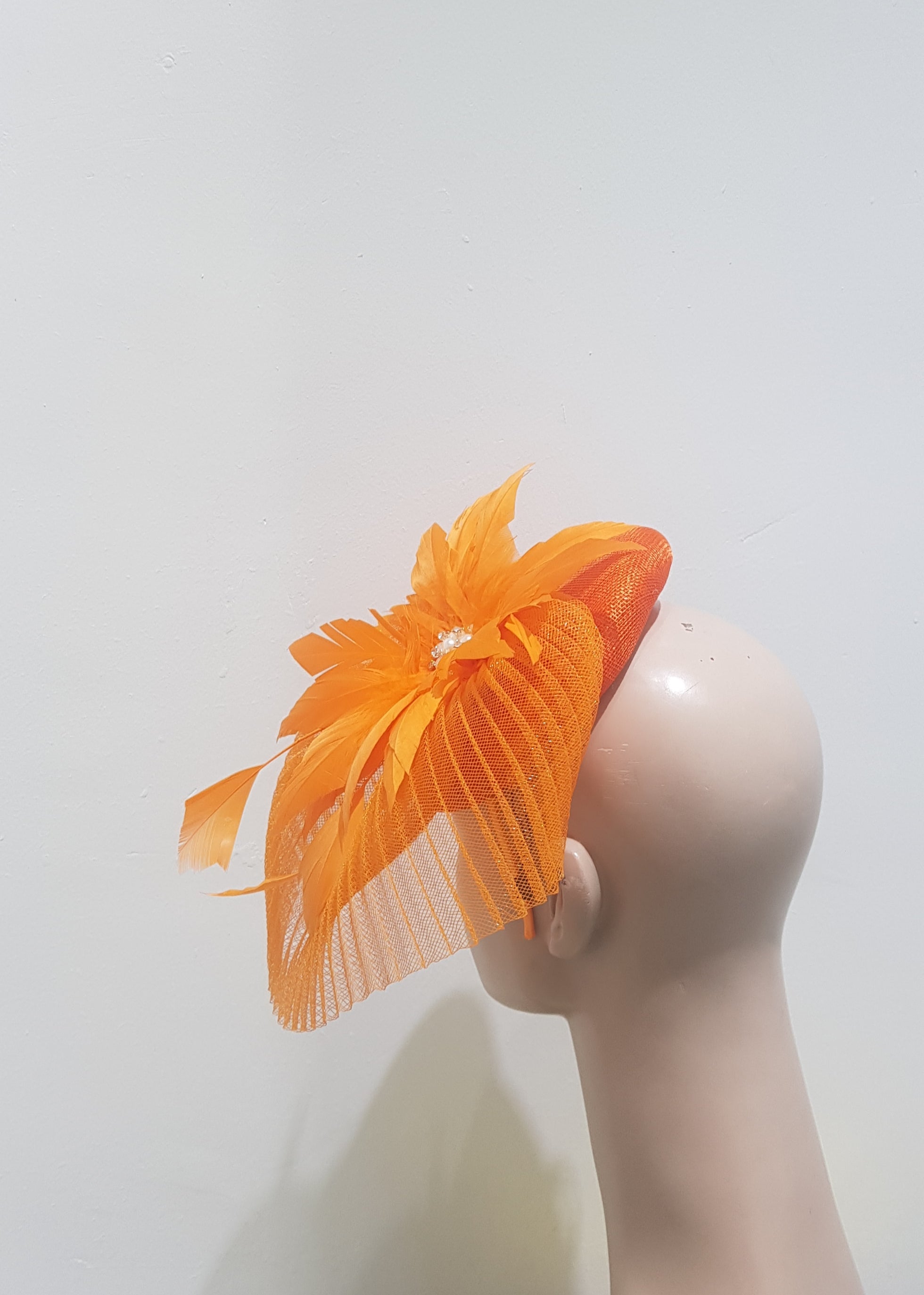 Elegant Feathered Fascinator with Pearl Accent