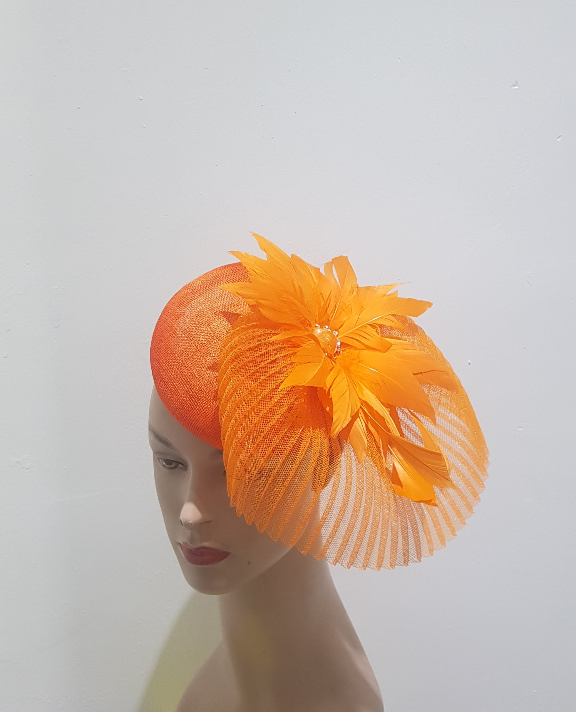 Elegant Feathered Fascinator with Pearl Accent