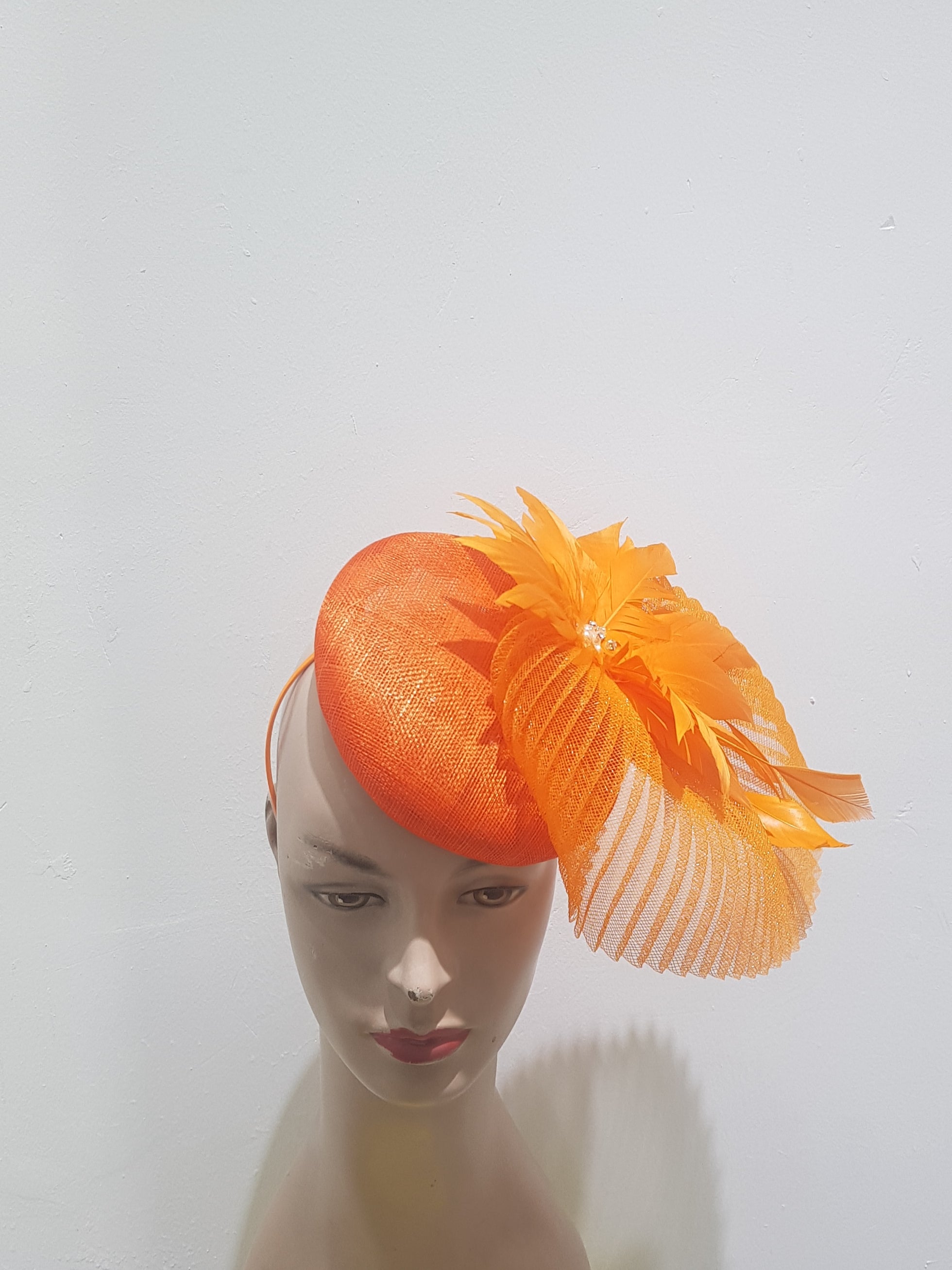 Elegant Feathered Fascinator with Pearl Accent