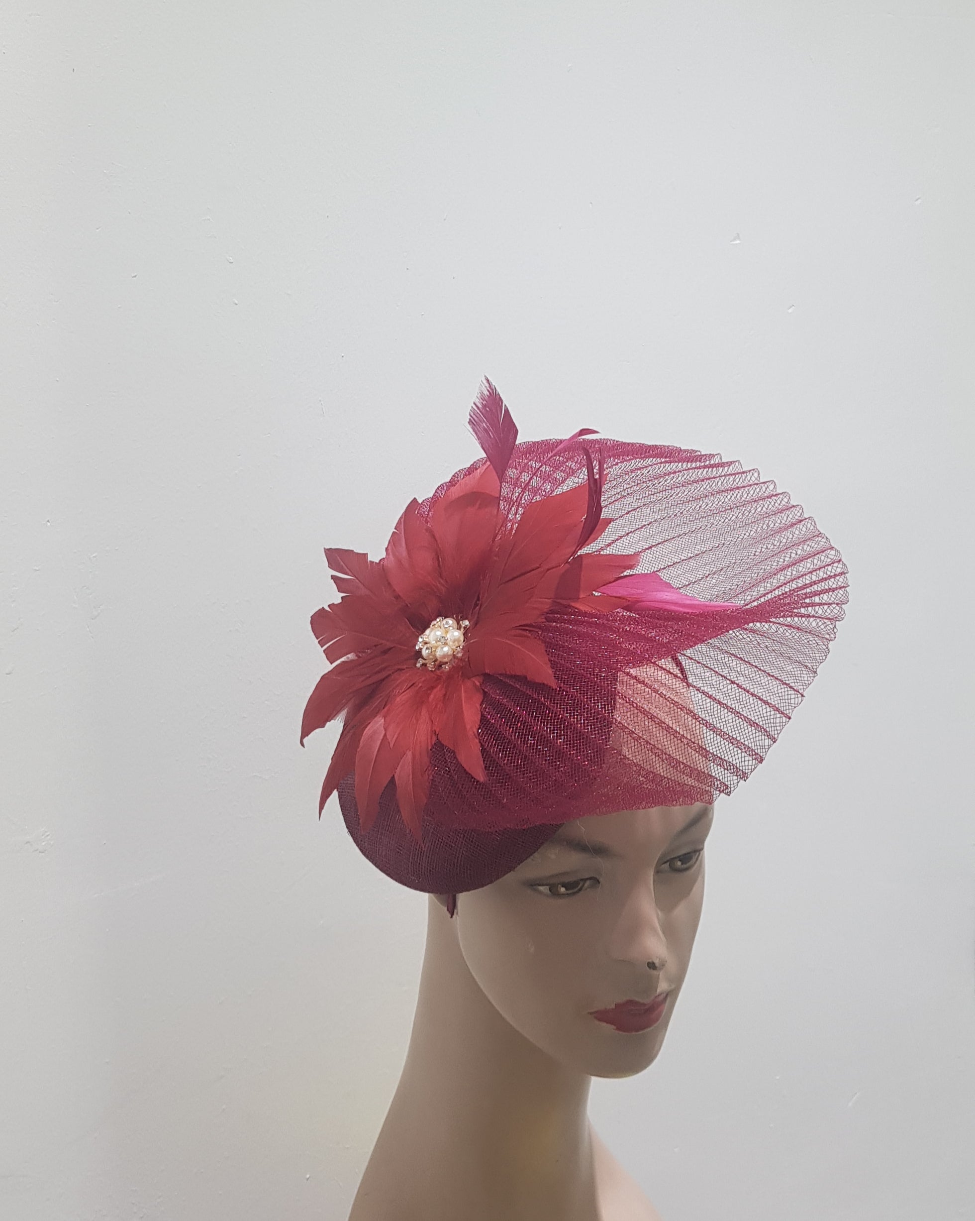 Elegant Feathered Fascinator with Pearl Accent