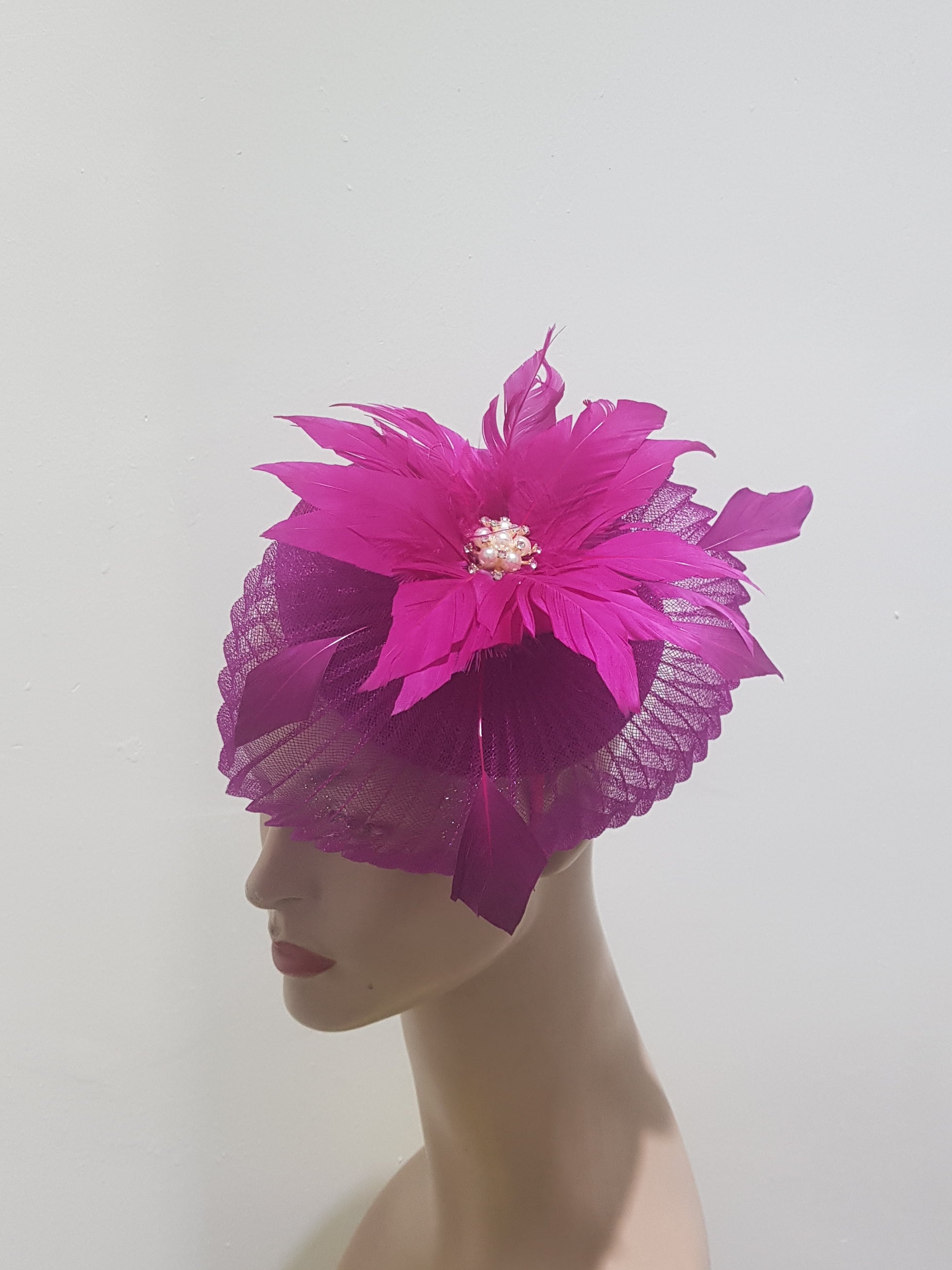 Elegant Feathered Fascinator with Pearl Accent