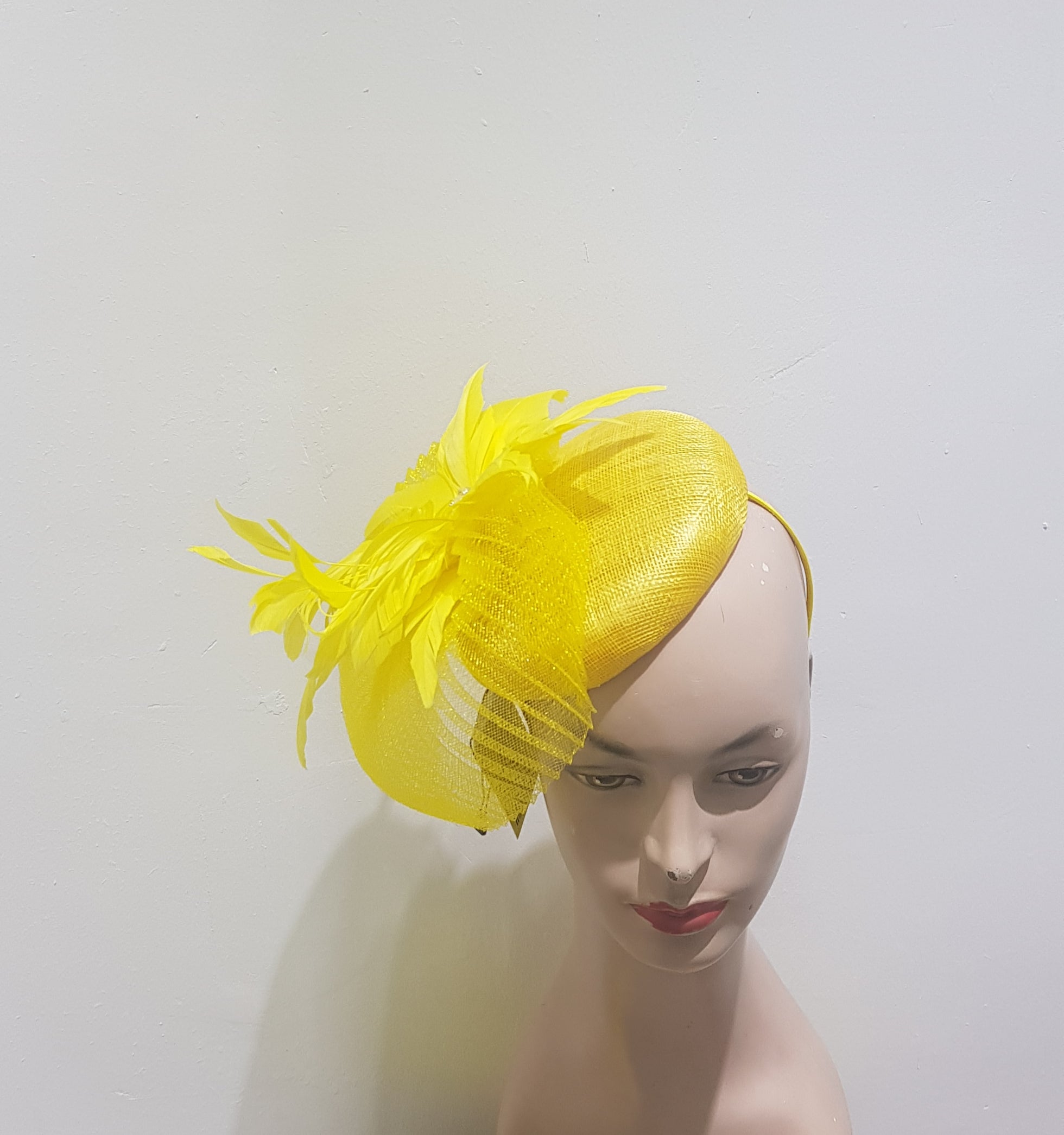 Elegant Feathered Fascinator with Pearl Accent