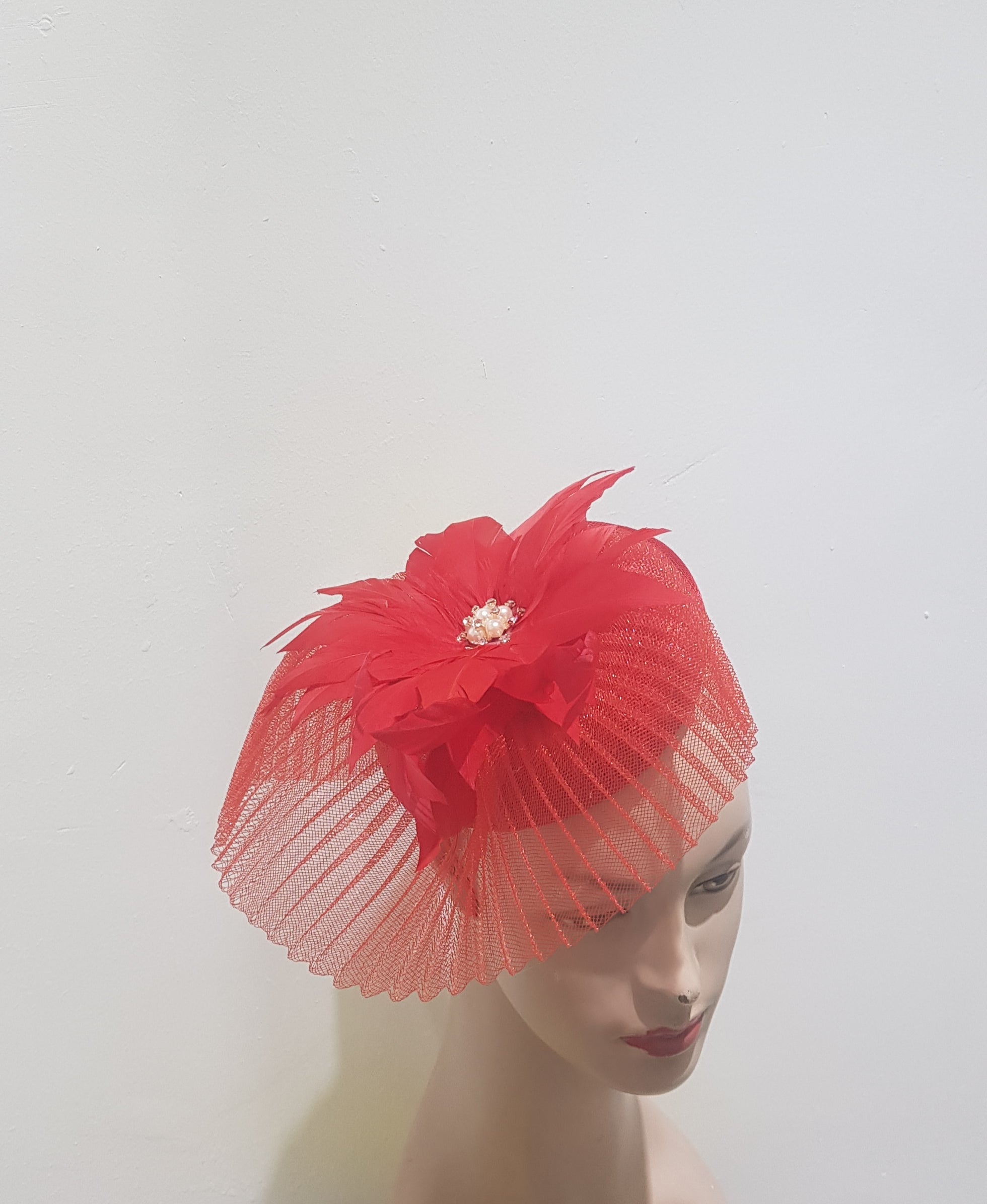 Elegant Feathered Fascinator with Pearl Accent