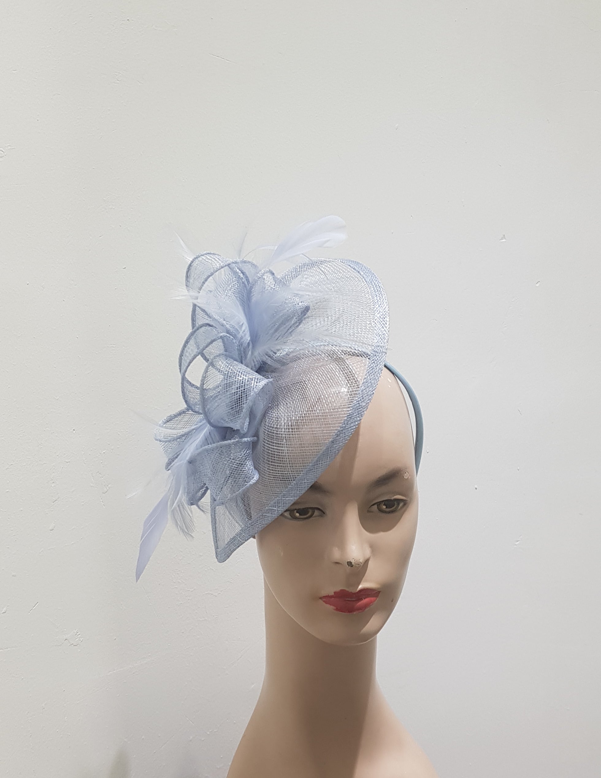 "Chic Allure Sinamay Feathered Fascinator"