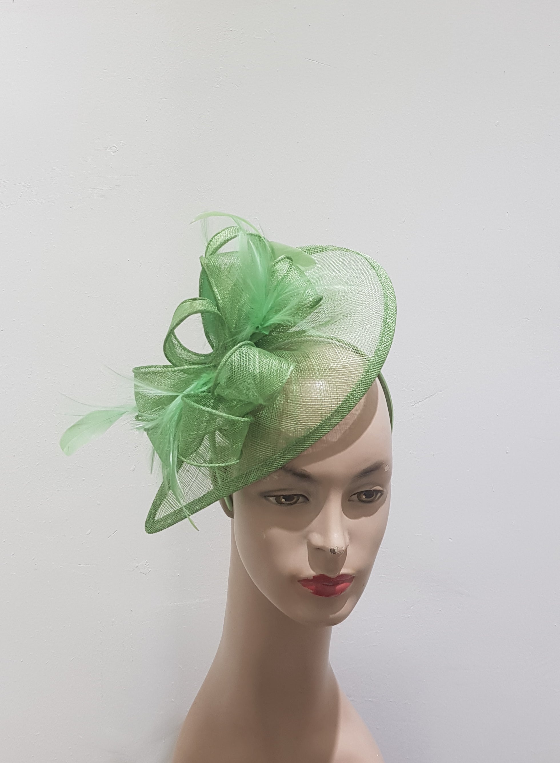 "Chic Allure Sinamay Feathered Fascinator"