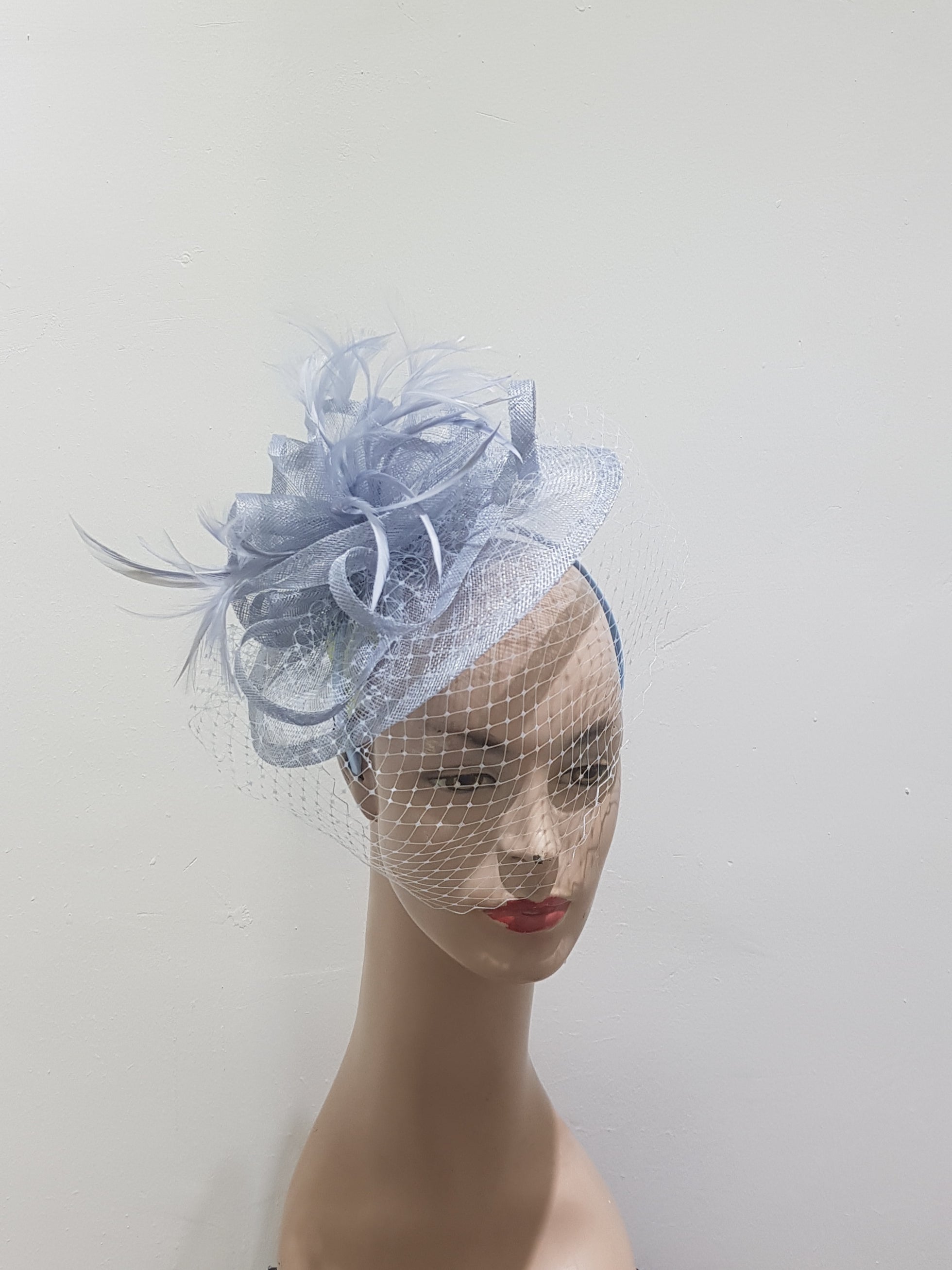 Elegant Fascinator with Delicate Feather Detailing