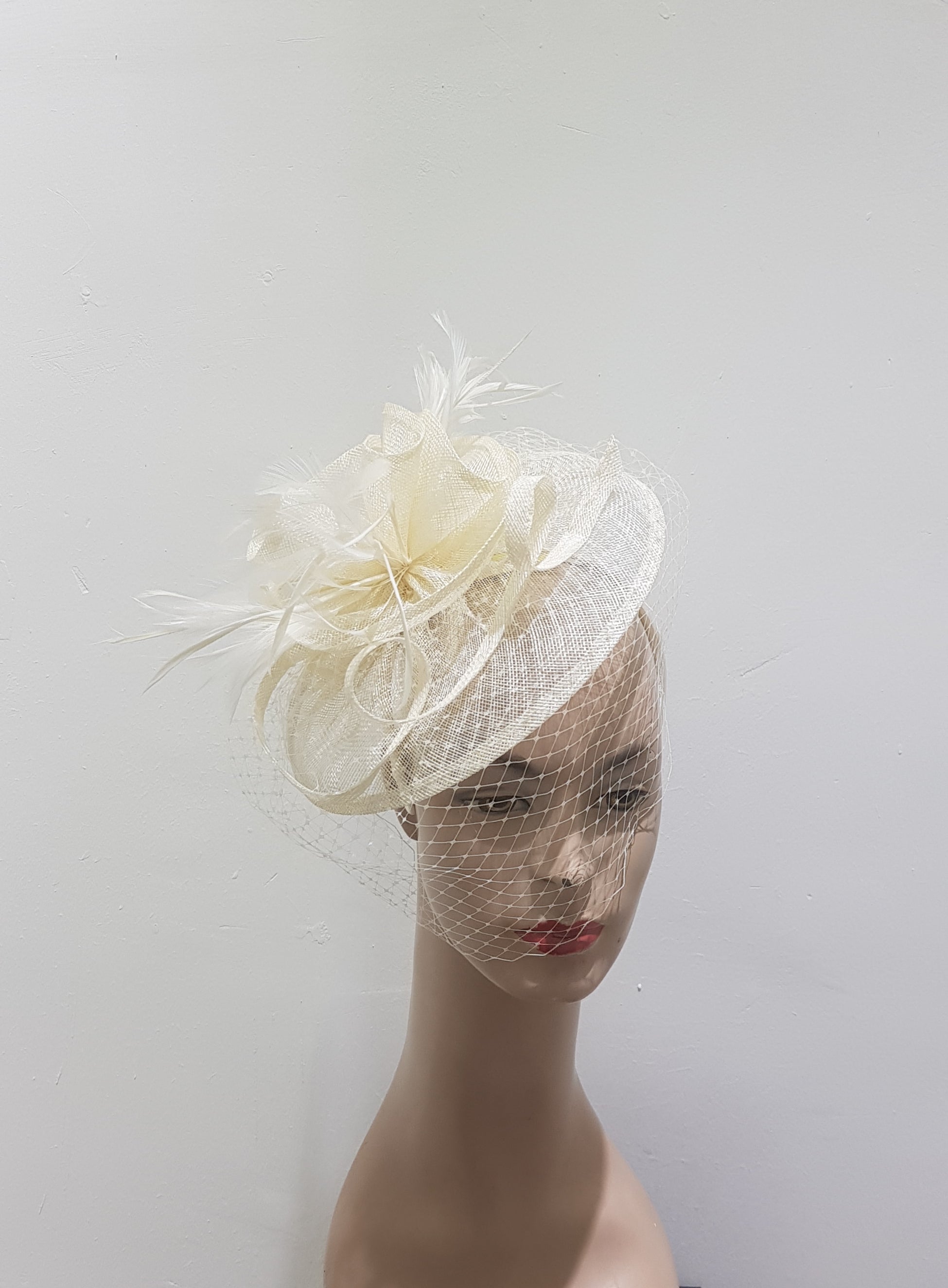 Elegant Fascinator with Delicate Feather Detailing