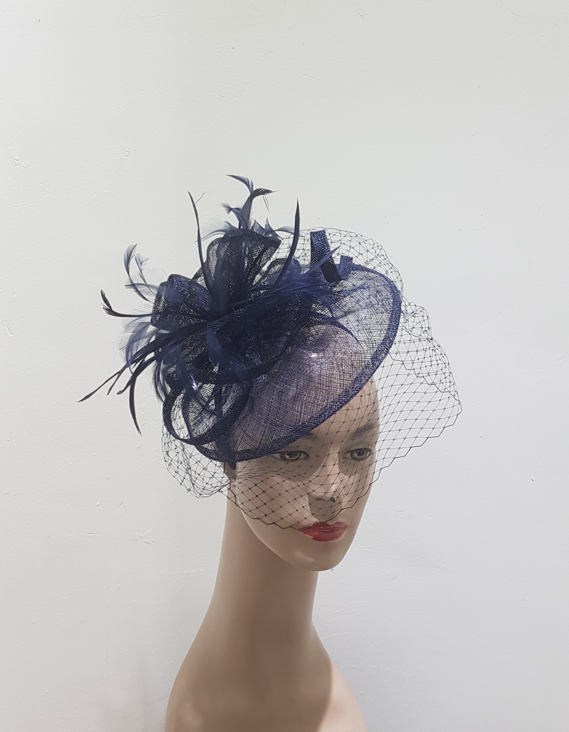 Elegant Fascinator with Delicate Feather Detailing