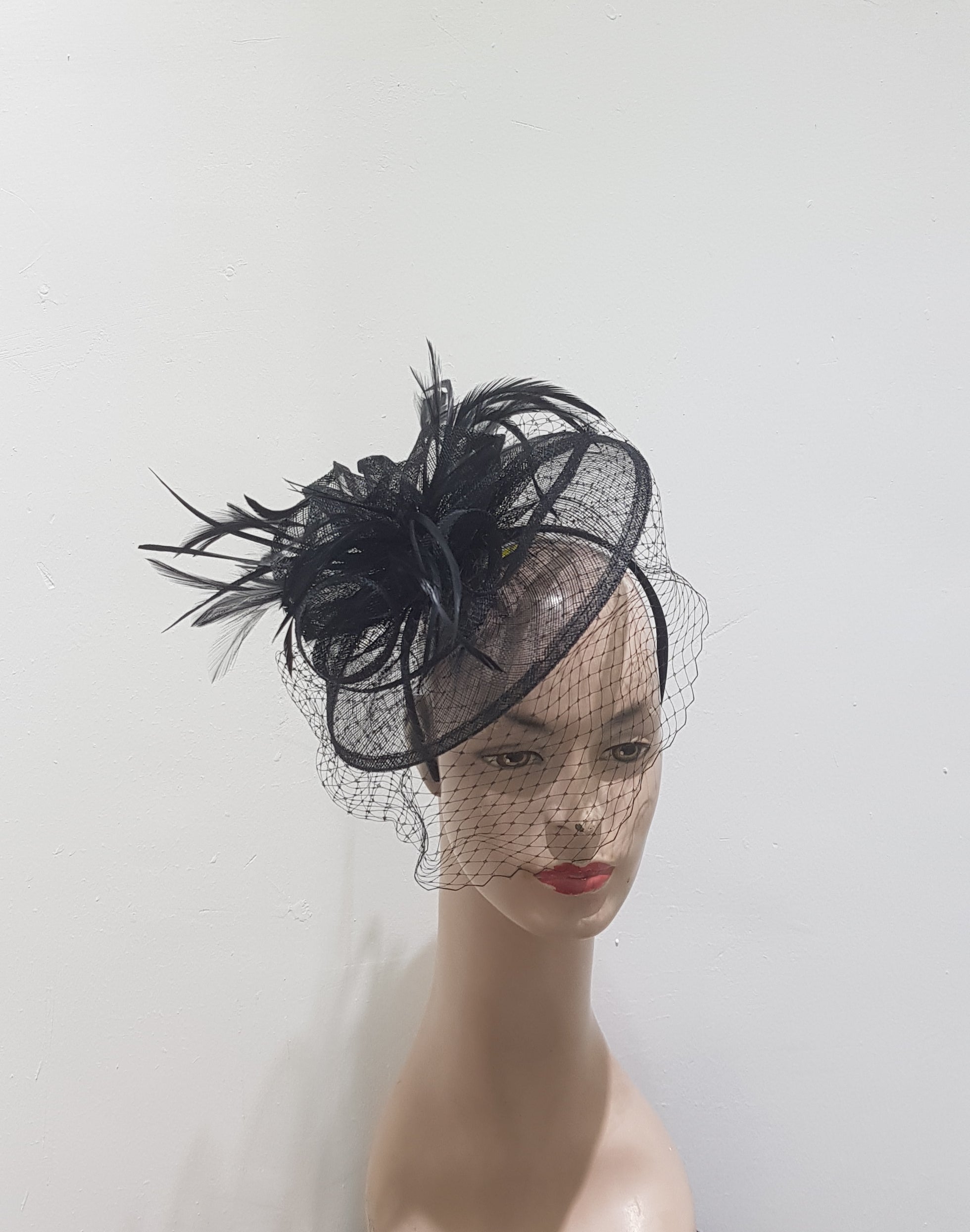 Elegant Fascinator with Delicate Feather Detailing