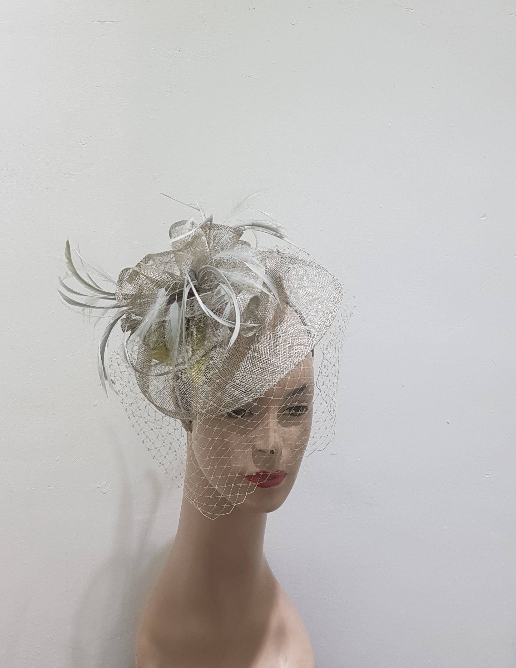 Elegant Fascinator with Delicate Feather Detailing