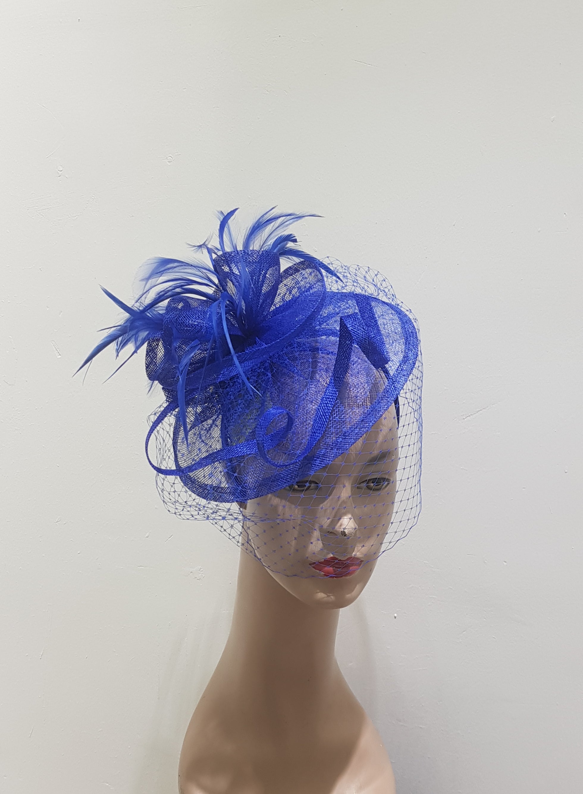 Elegant Fascinator with Delicate Feather Detailing