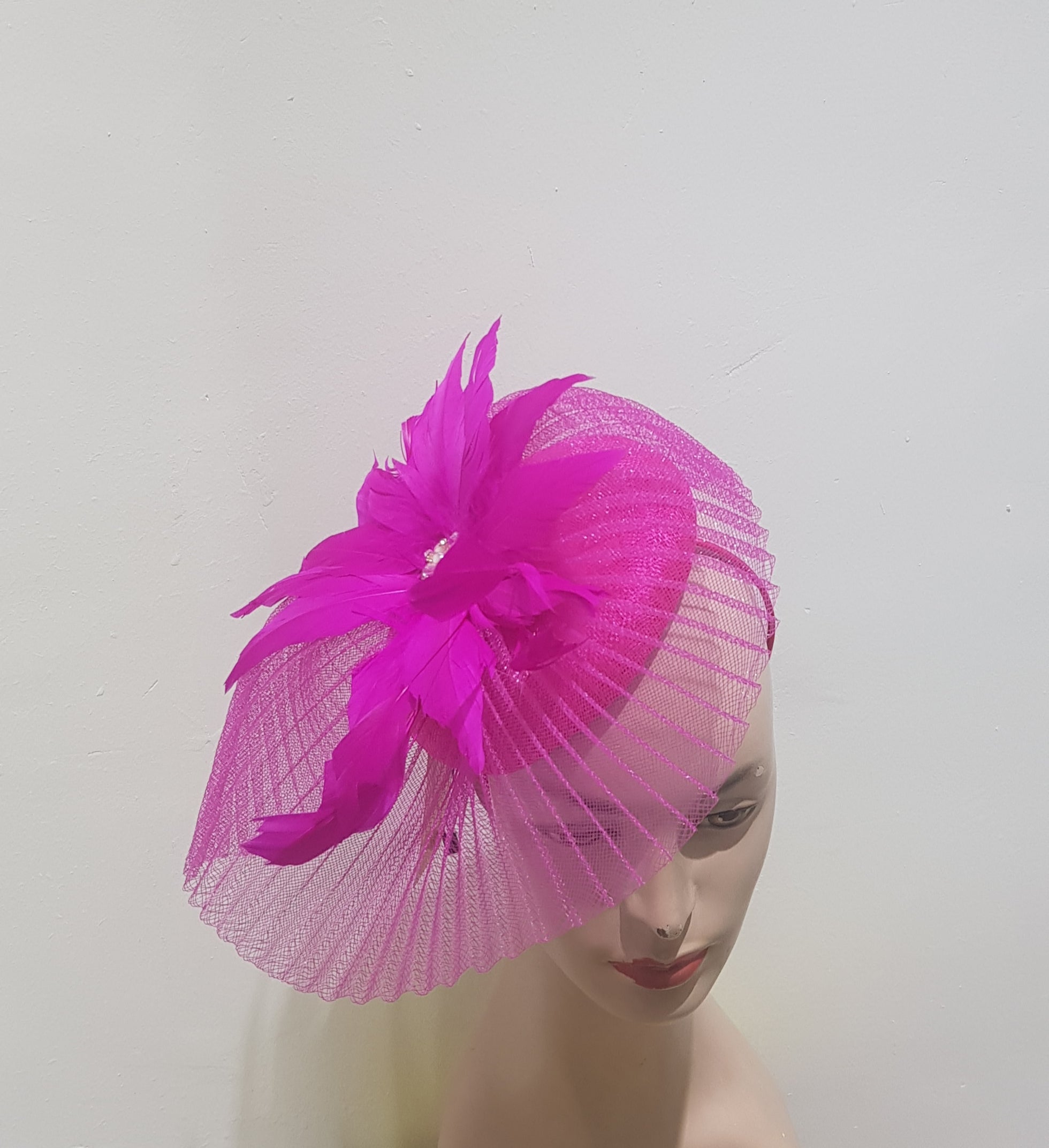 Elegant Feathered Fascinator with Pearl Accent