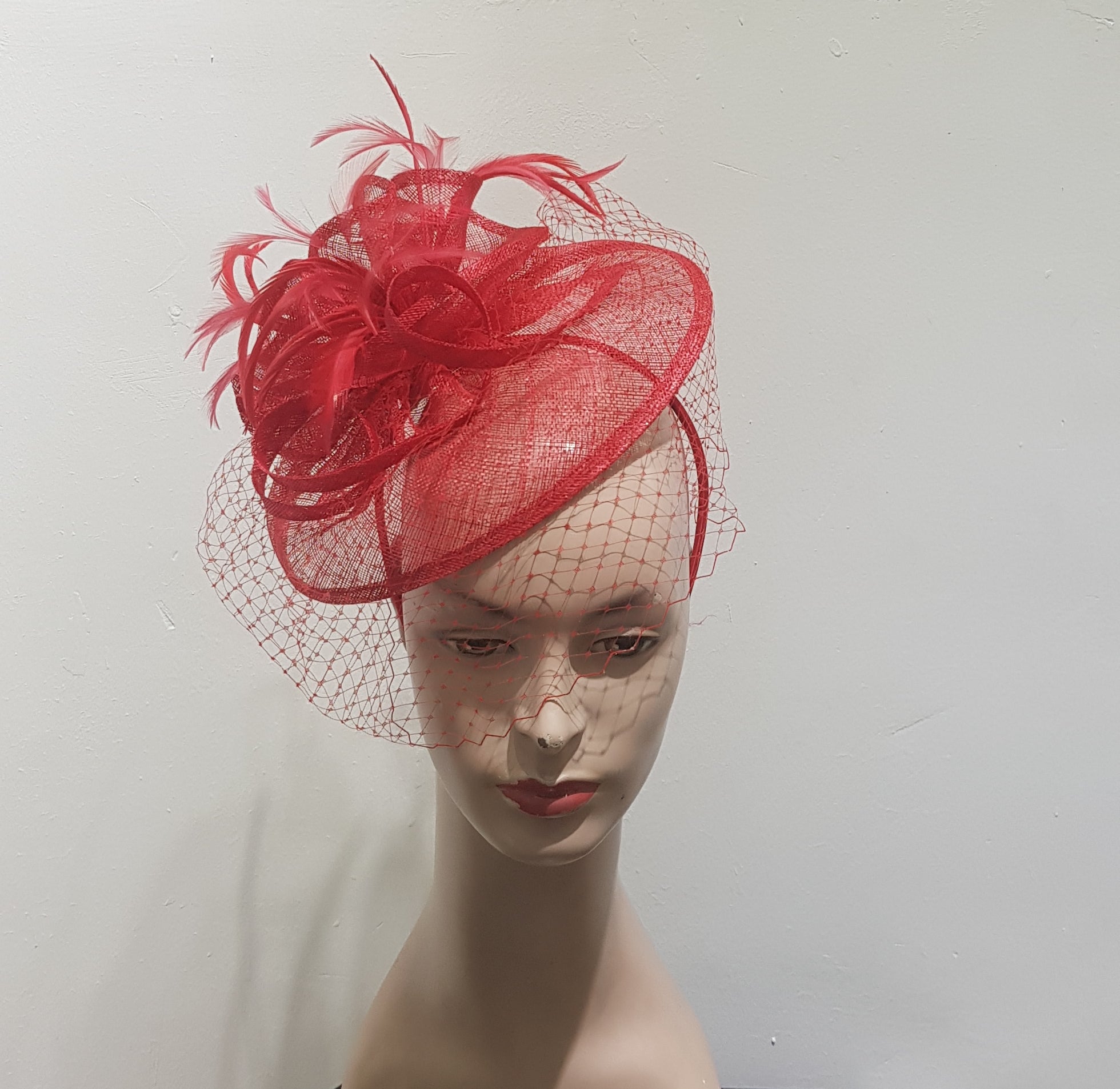 Elegant Fascinator with Delicate Feather Detailing