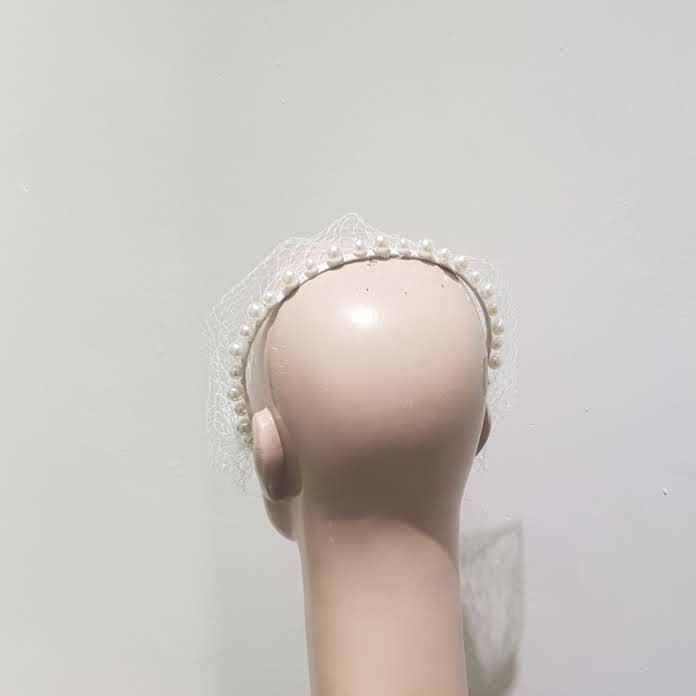 Elegant headband with Rhinestone veiling.