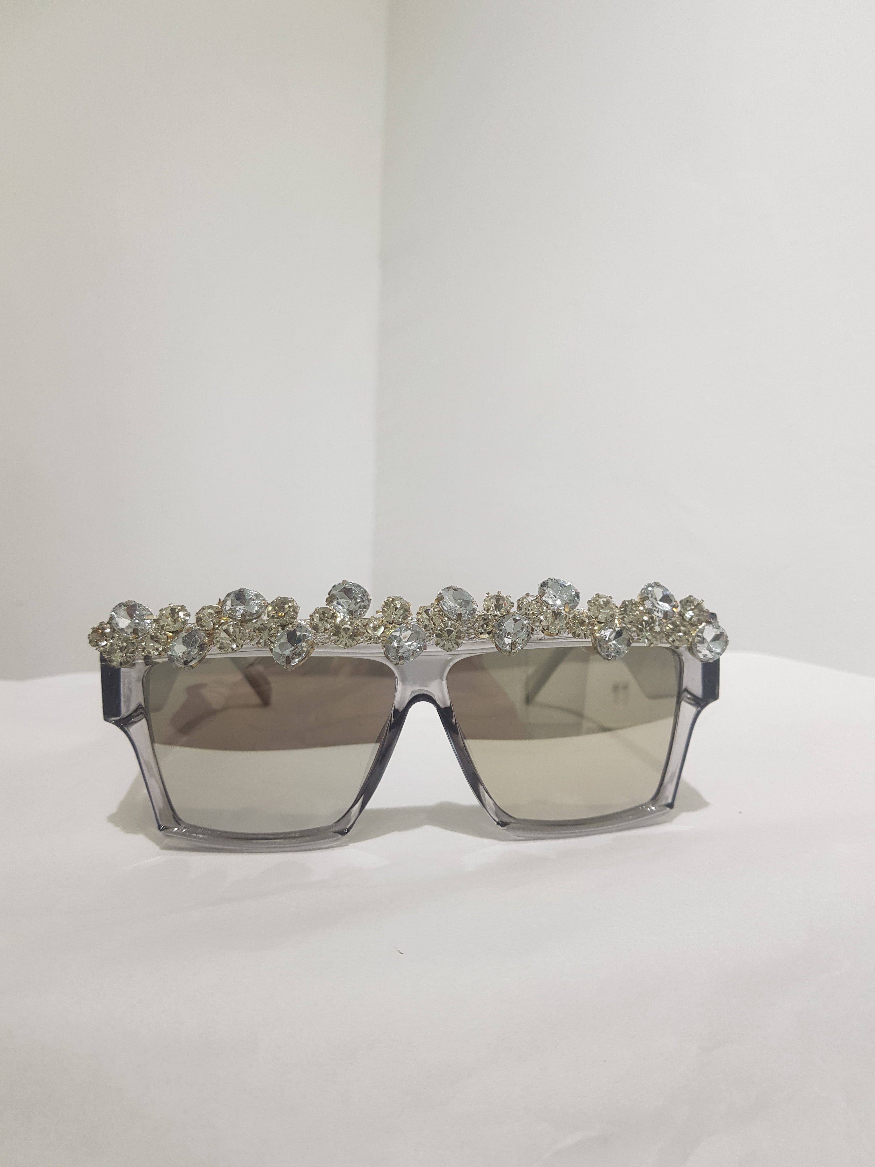 Luxurious square diamond-like sunglasses