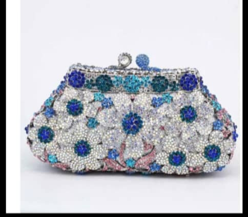 Elegant Diamond-like crystal clutch bag