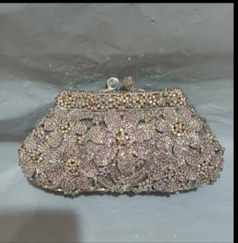 Elegant Diamond-like crystal clutch bag