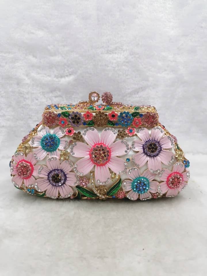 Elegant Diamond-like crystal clutch bag