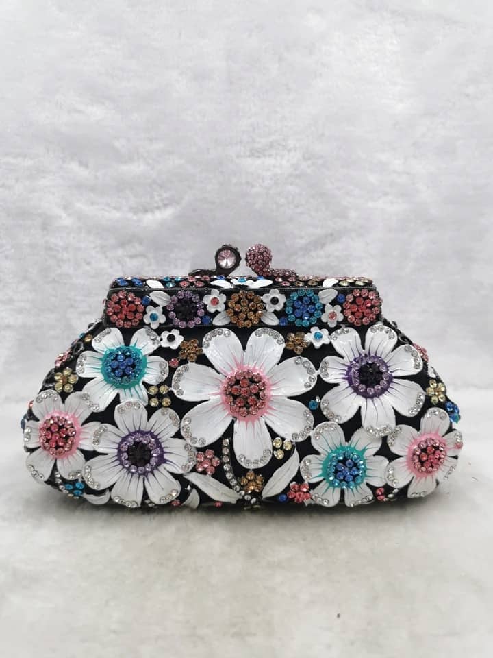 Elegant Diamond-like crystal clutch bag