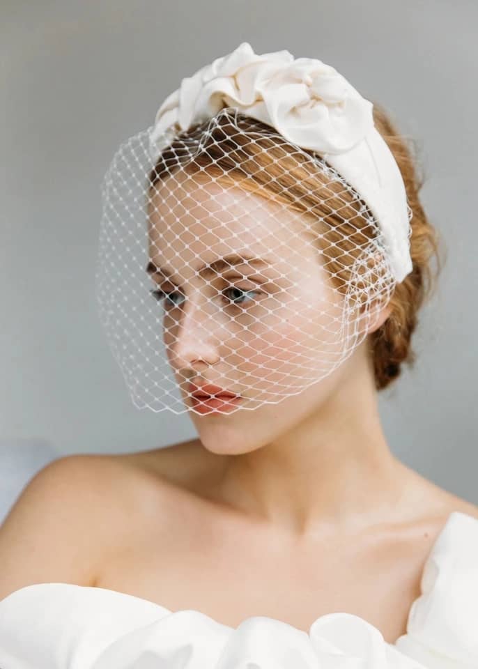 A Sophisticated and Vintage-Inspired Headpiece