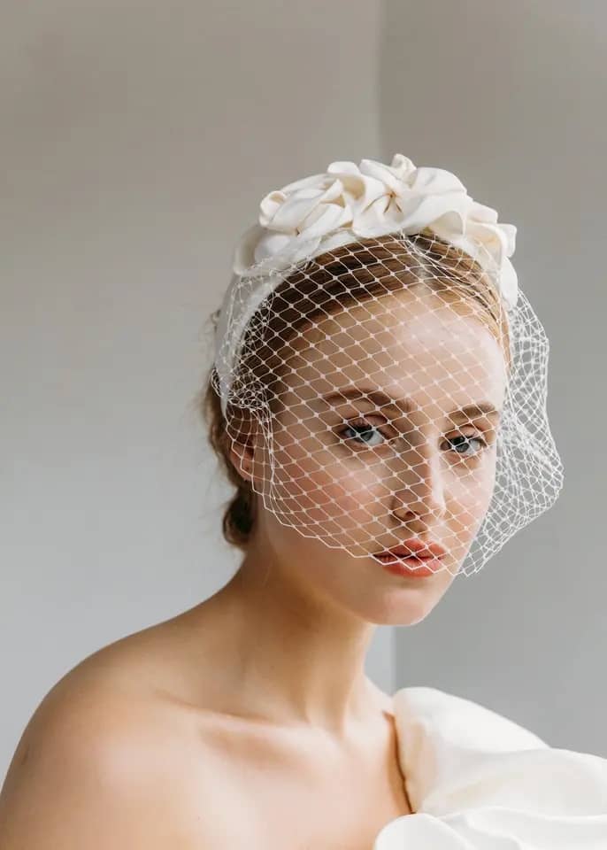 A Sophisticated and Vintage-Inspired Headpiece