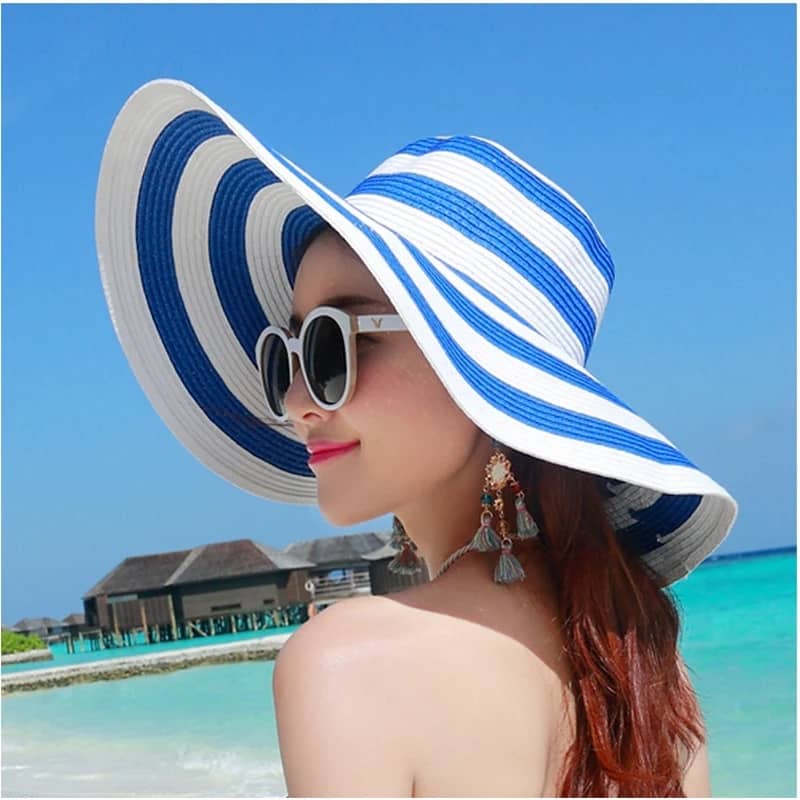 Flashy, large, striped straw sun hat for all your sunny days.