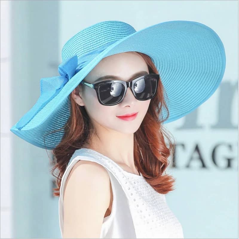 "Elegant, large straw hat with a band and bow for all your summer days"