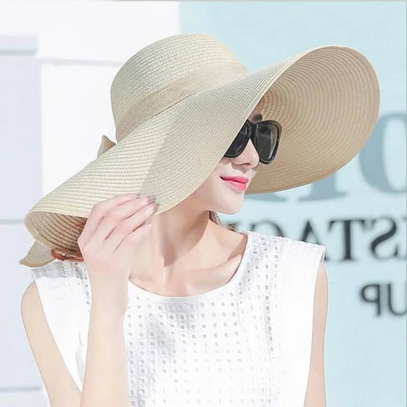 "Elegant, large straw hat with a band and bow for all your summer days"