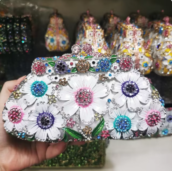 Elegant Diamond-like crystal clutch bag